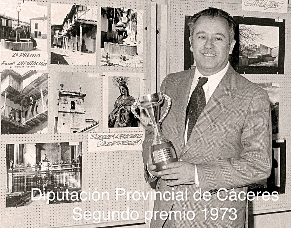 Carlos Solano recibe un premio de fotografía de la Diputación