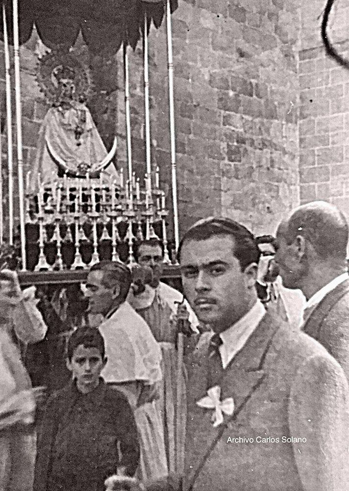 Carlos Solano con la Virgen de la Montaña