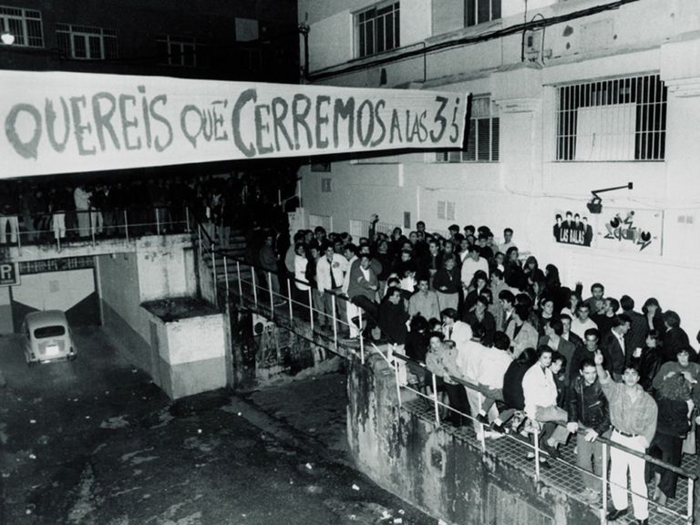 Protestas por el cierre de los bares en La Madrila