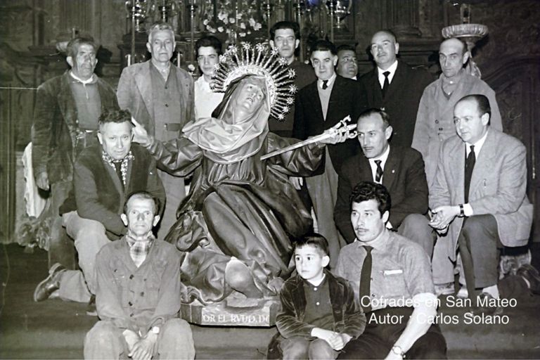 Cofrades con La Dolorosa de la Cruz