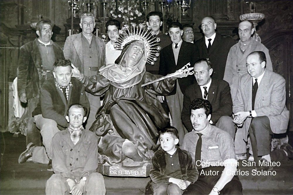 Cofrades con La Dolorosa de la Cruz