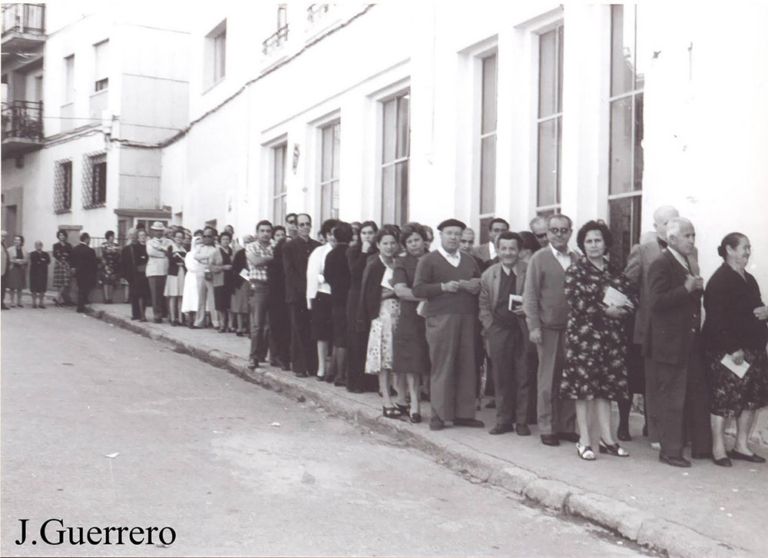 Colas para votar en las primeras elecciones democráticas