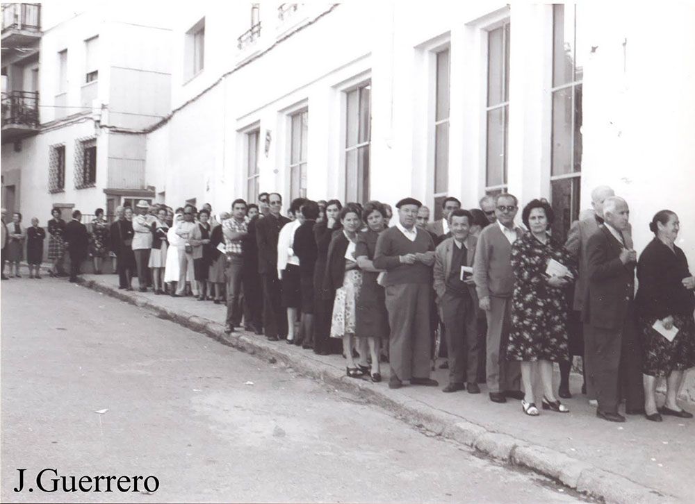 Colas para votar en las primeras elecciones democráticas