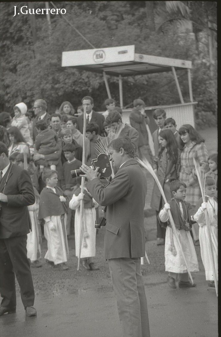 Enrique Caldera González grabando el desfile procesional