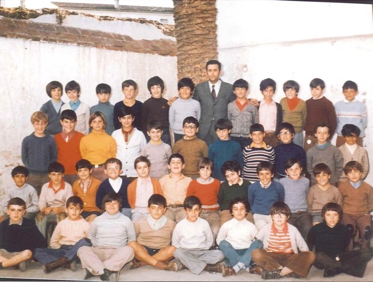 Alumnos del Licenciados Reunidos en el patio de Gómez Becerra