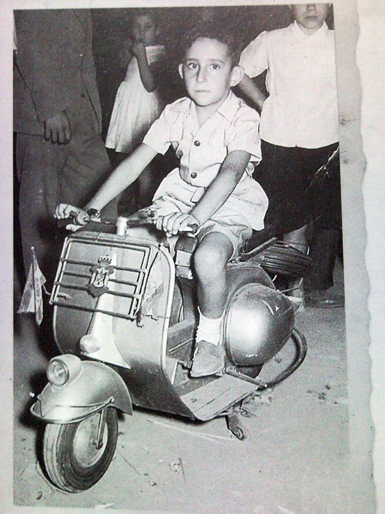 Ricardo Hurtado en la vespa de Caldera