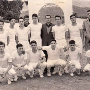 Juan Serrano Macayo con sus alumnos en la Ciudad Deportiva