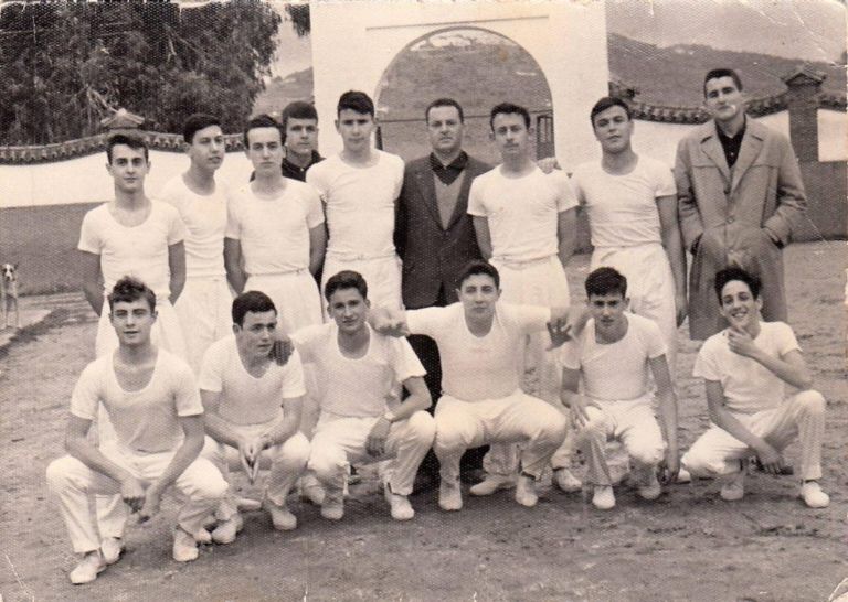 Juan Serrano Macayo con sus alumnos en la Ciudad Deportiva