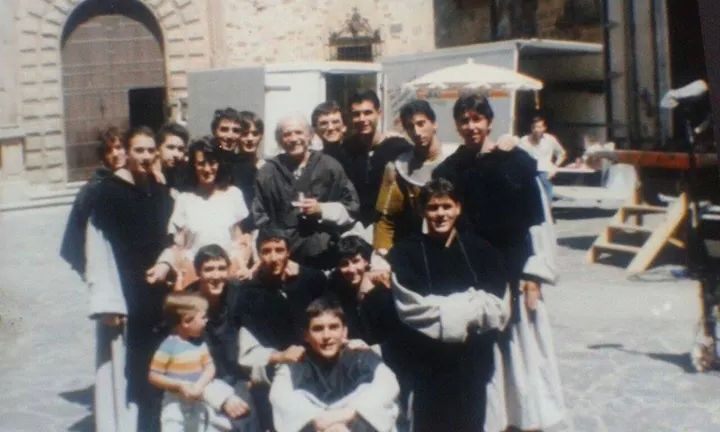 Miembros de la Hermandad del Cristo Negro haciendo de extras