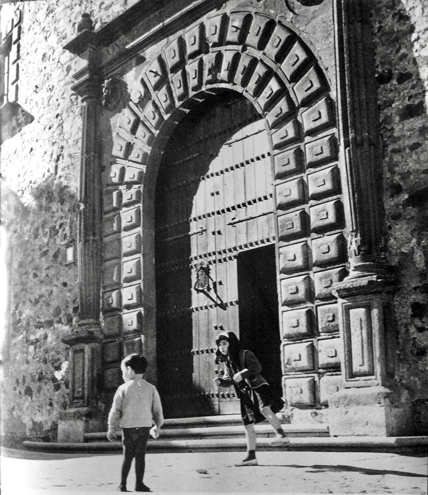Niños jugando en la Plaza de Santa María