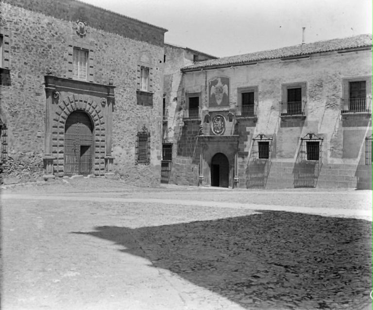 Palacios Episcopal y de Ovando