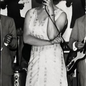 Vila cantando en el Corral de las Cigüieñas