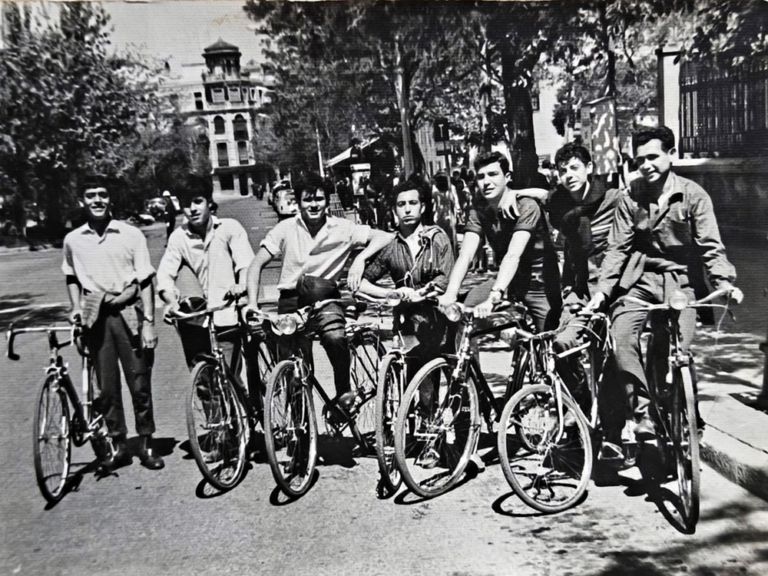 Grupo de amigos con sus bicis en Cánovas