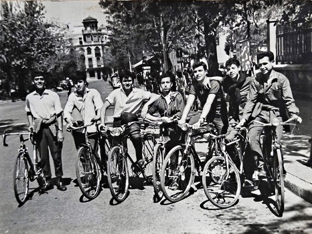Grupo de amigos con sus bicis en Cánovas