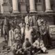 rofesores y estudiantes en una excursión a Mérida en los años 50