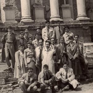 rofesores y estudiantes en una excursión a Mérida en los años 50