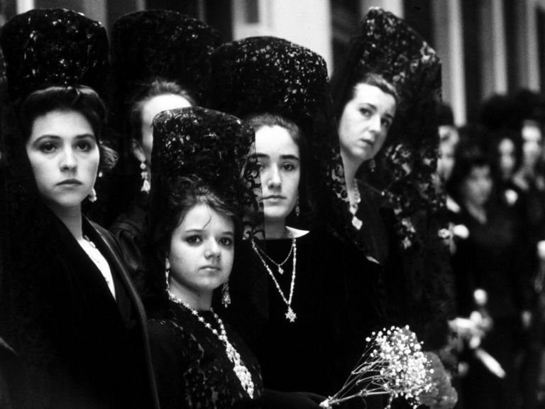 Mujeres de mantilla en Semana Santa