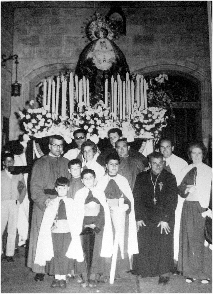 Foto de grupo con la Nuestra Señora de la Misericordia