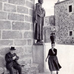 Mujer con cántaro de agua junto a la estatua de San Pedro de Alcántara