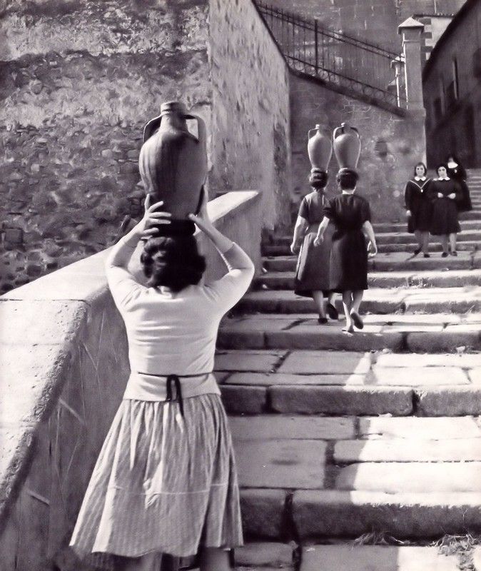 Aguadoras subiendo la cuesta de la Compañia