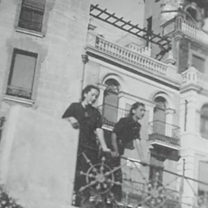 Amigas frente a la antigua casa de la Chicuela