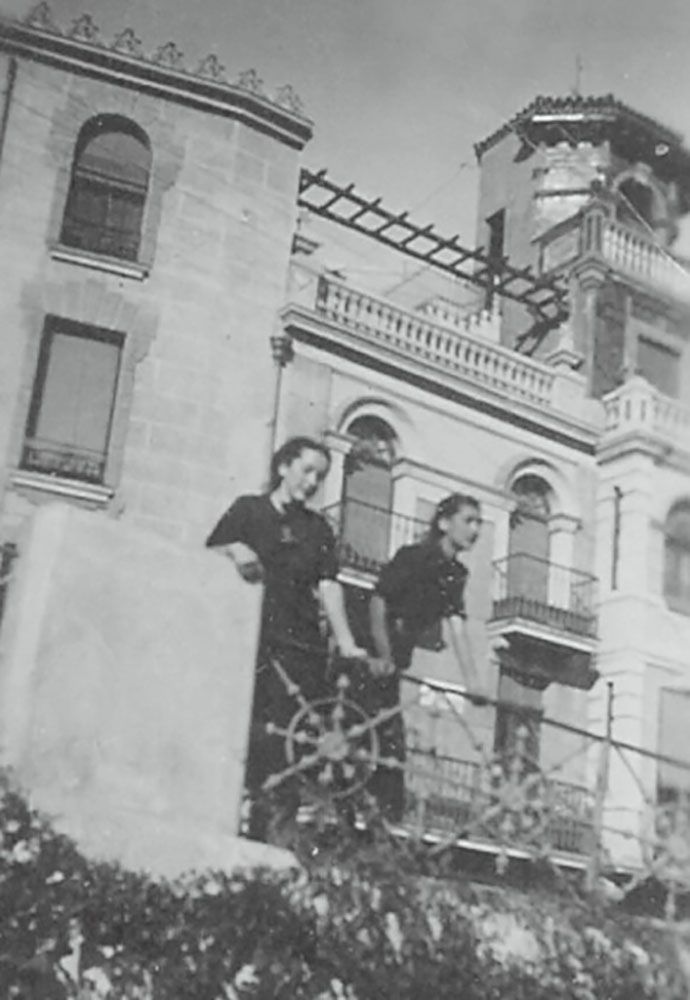 Amigas frente a la antigua casa de la Chicuela