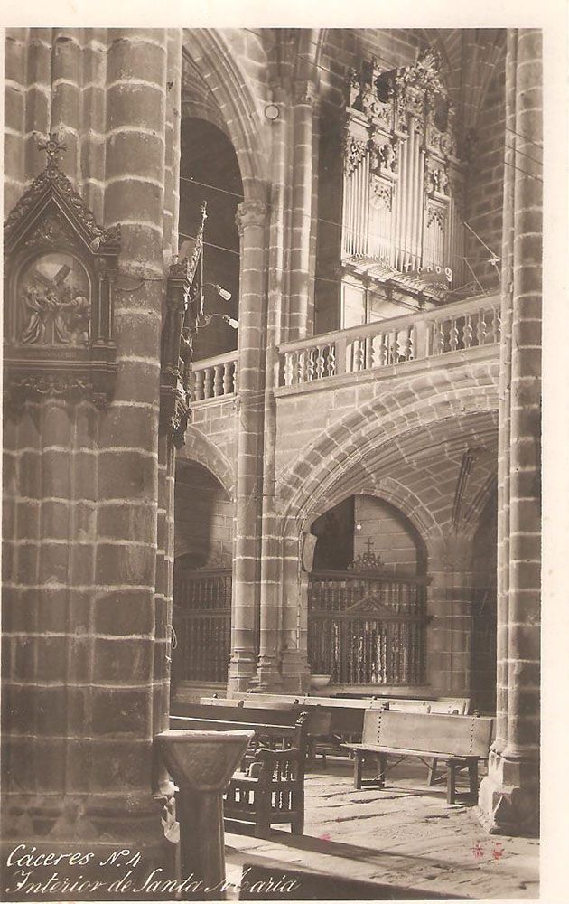 Postal de la Cruz Roja con Interior de Santa María