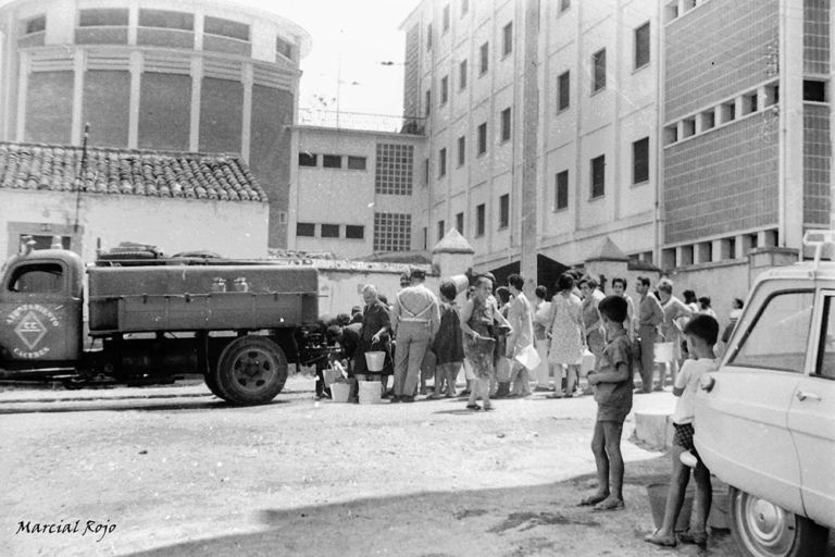 Reparto de agua con el camión del Ayuntamiento
