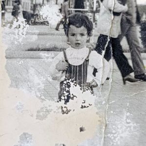 Niño junto a la fuente luminosa