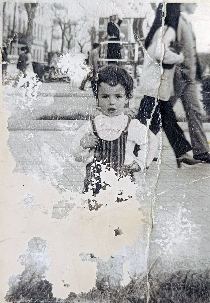 Niño junto a la fuente luminosa