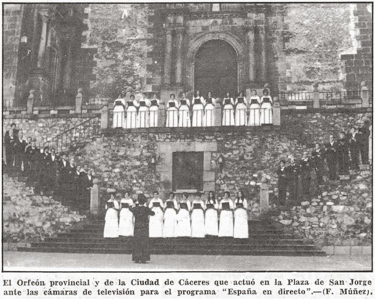 Actuación del Orfeón Cacereño en la Plaza de San Jorge