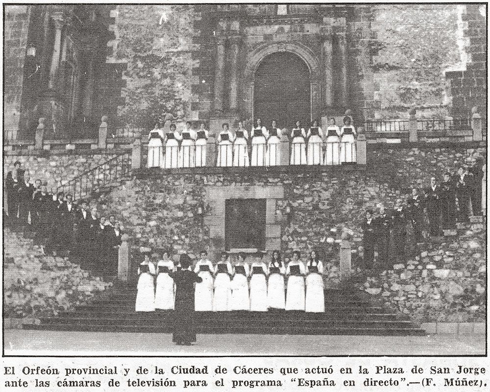 Actuación del Orfeón Cacereño en la Plaza de San Jorge