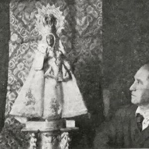 Eulogio Blasco ante la Virgen de Guadalupe