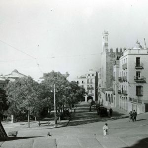 Plaza mayor en 1960 torre y palmera, en verano, portales, Torre del Bujaco 1960