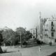 Plaza mayor en 1960 torre y palmera, en verano, portales, Torre del Bujaco 1960