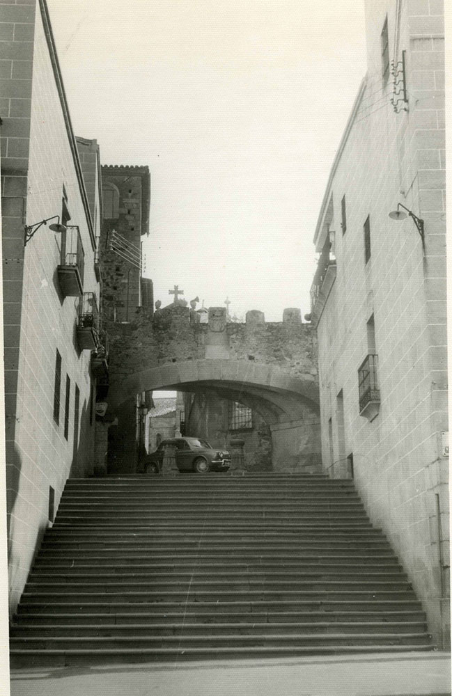 II-127 Derribo del edificio junto a la ermita de la Paz y construcción de la escalinata hacia el Arco de la Estrella 1965