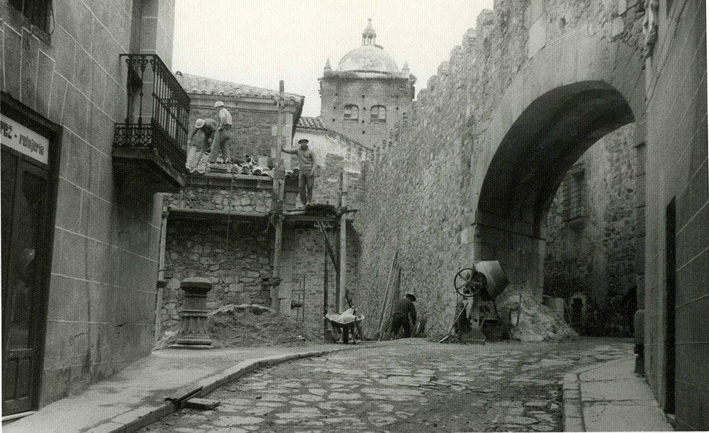 II-129 Derribo del edificio junto a la ermita de la Paz y construcción de la escalinata hacia el Arco de la Estrella 1965