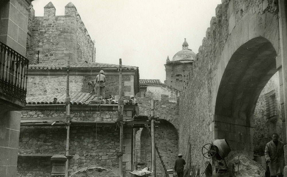 II-130 Derribo del edificio junto a la ermita de la Paz y construcción de la escalinata hacia el Arco de la Estrella 1965