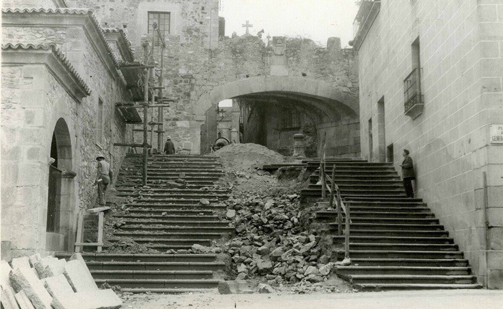 II-132 Derribo del edificio junto a la ermita de la Paz y construcción de la escalinata hacia el Arco de la Estrella 1965