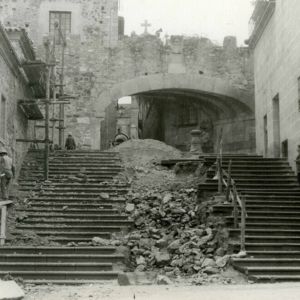 Derribo del edificio junto a la ermita de la Paz y construcción de la escalinata hacia el Arco de la Estrella 1965