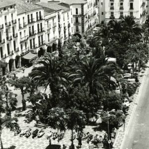 Plaza Mayor con sus jardines antes de comenzar las obras, junio 1969