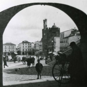 Afilador en los soportales de la plaza