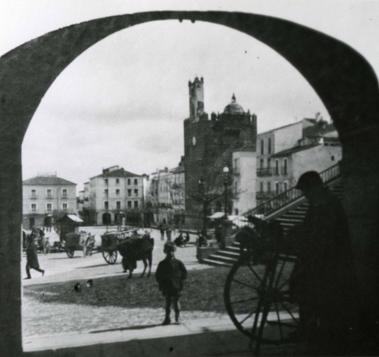 Afilador en los soportales de la plaza