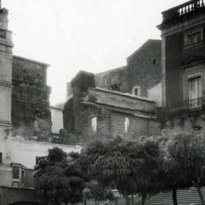 La muralla de la plaza antes de tirarla para construir el mercado 1929