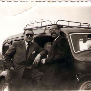 Amigos junto a coche clásico