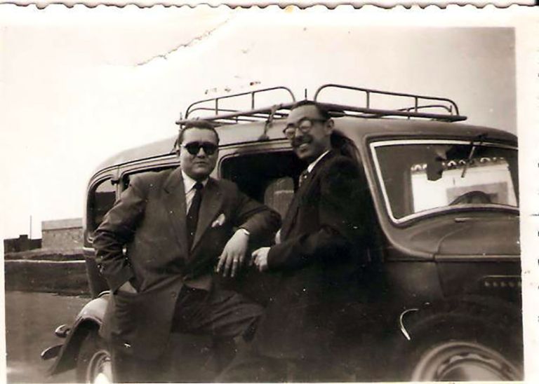 Amigos junto a coche clásico