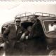 Amigos junto a coche clásico