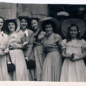 Grupo de amigas con sombrero en la puerta de Santa María