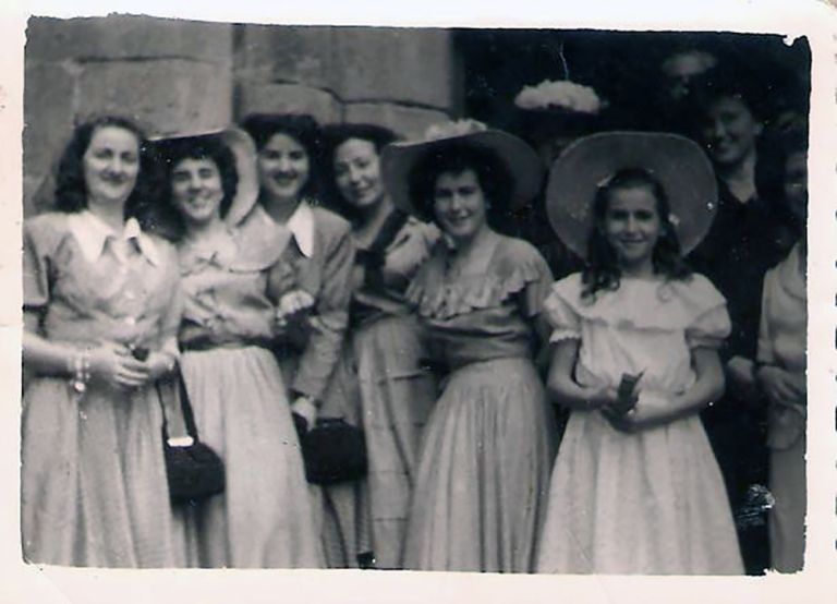 Grupo de amigas con sombrero en la puerta de Santa María