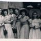 Grupo de amigas con sombrero en la puerta de Santa María